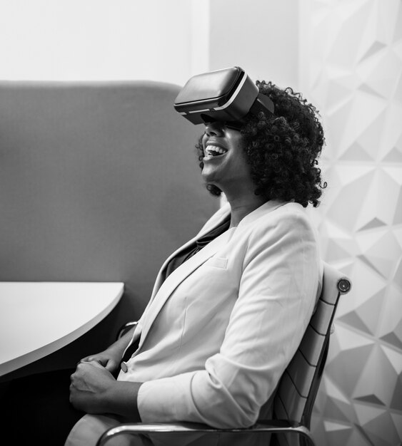 Mulher se divertindo com um fone de ouvido de realidade virtual
