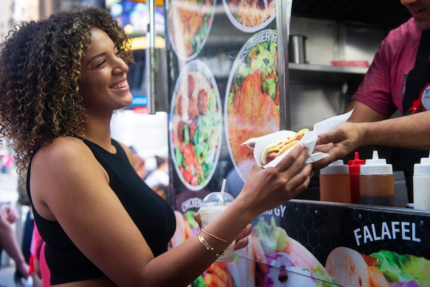 Foto grátis mulher se divertindo no festival de comida