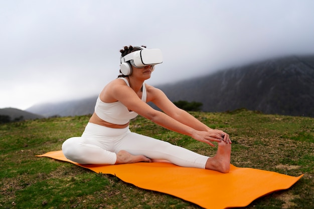 Foto grátis mulher se exercitando ao ar livre na natureza com óculos vr