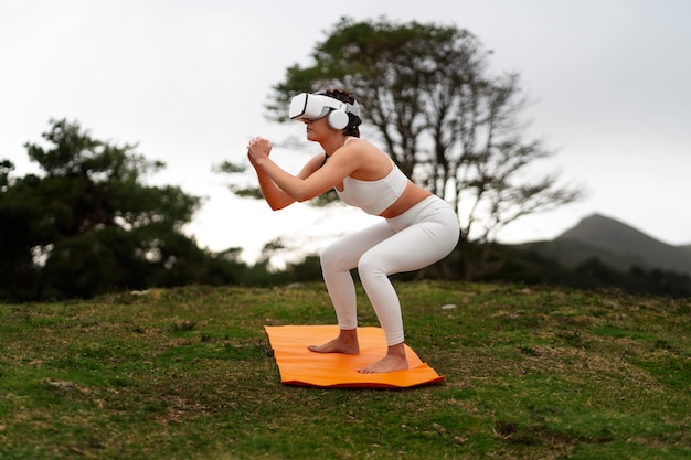 Mulher se exercitando ao ar livre na natureza com óculos vr