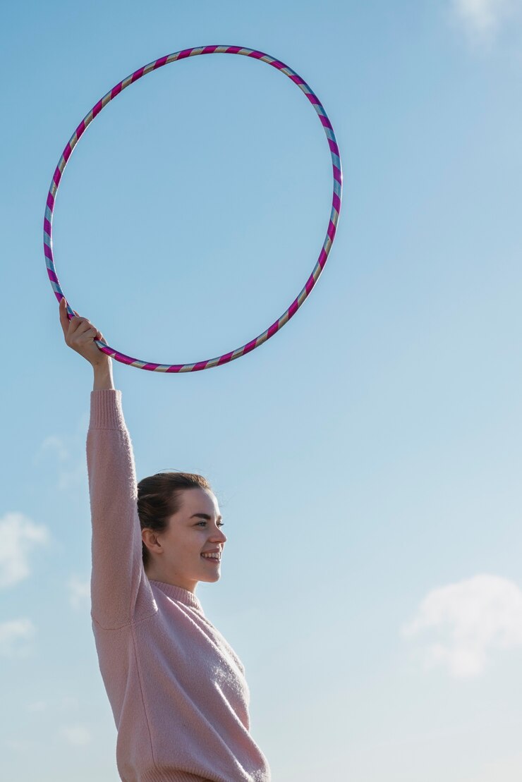 Foto grátis mulher se exercitando com círculo de bambolê