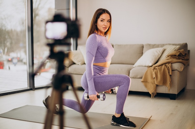 Mulher se exercitando e fazendo vídeo em casa