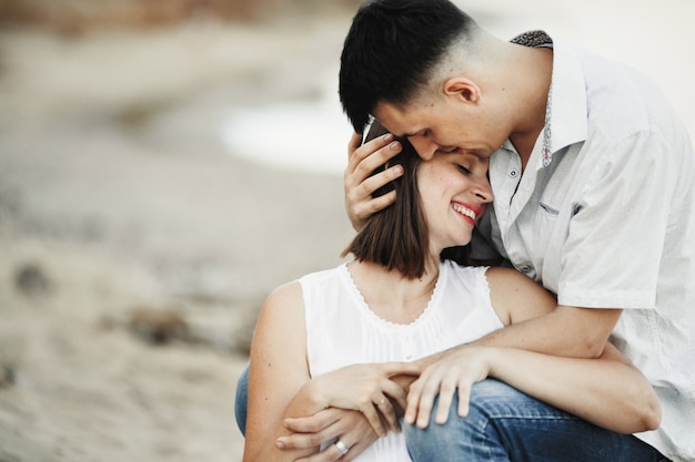 Mulher se inclina para o marido e sorrindo