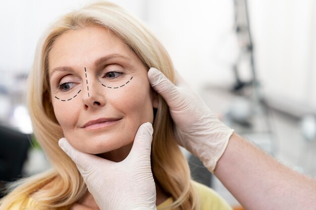 Mulher se preparando para cirurgia de nariz