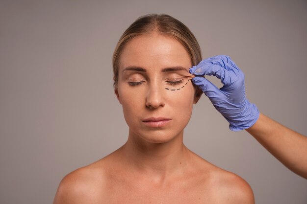 Mulher se preparando para cirurgia estética