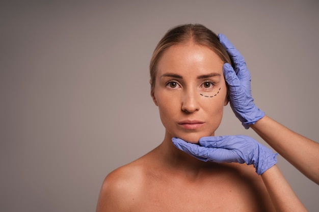 Mulher se preparando para cirurgia estética