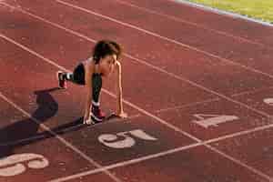 Foto grátis mulher se preparando para correr