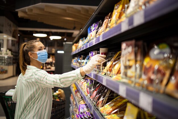 Foto grátis mulher se protegendo contra o vírus corona enquanto faz compras no supermercado