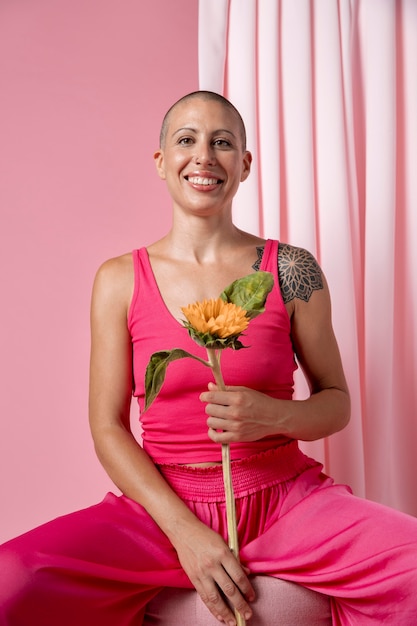 Mulher se recuperando após câncer de mama