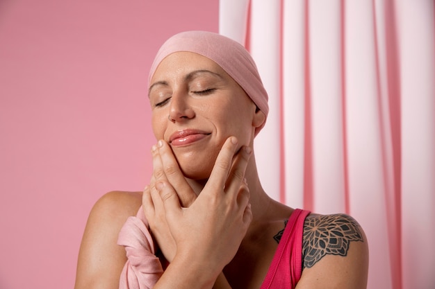 Mulher se recuperando após câncer de mama