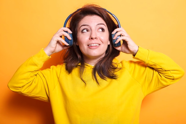 Foto grátis mulher se sentindo excitada com fones de ouvido.