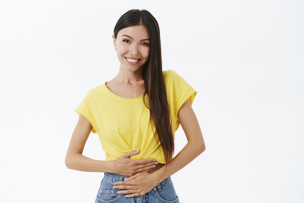 Foto grátis mulher se sentindo saudável e satisfeita. mulher bonita encantada com lindo sorriso olhando