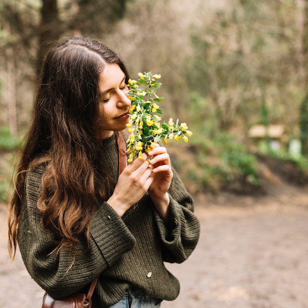 Mulher segura, algum, wildflowers, em, natureza