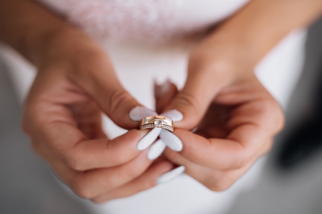 Foto grátis mulher, segura, anel casamento preciosa, em, dela, braços