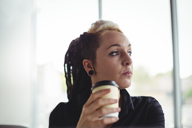 Foto grátis mulher segura, descartável, xícara café