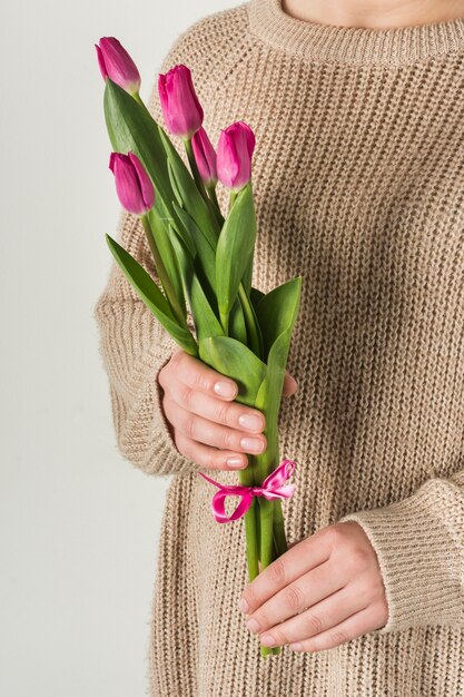 Mulher segura, lindas tulipas