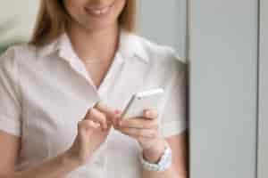 Foto grátis mulher segura, telefone branco, femininas, mãos, usando, smartphone, cima