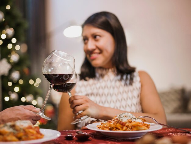 Foto grátis mulher segura um copo de vinho