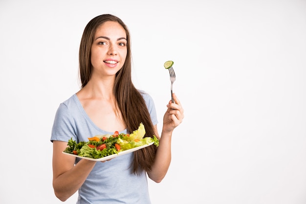 Mulher segura, um, salada, e, olhando câmera