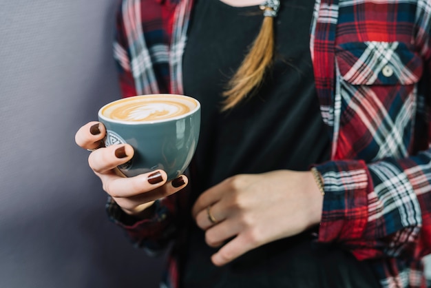 Mulher segura, xícara café, em, mão