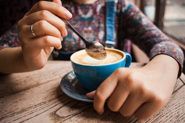 Mulher segura, xícara quente café, em, restaurante