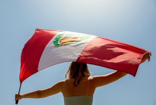 Mulher segurando a bandeira do peru