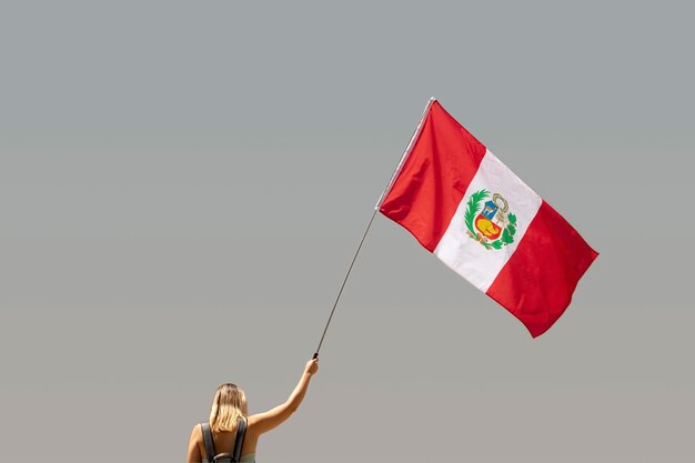 Mulher segurando a bandeira do Peru