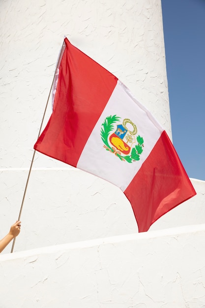Mulher segurando a bandeira do Peru