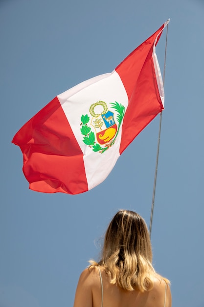Mulher segurando a bandeira do Peru