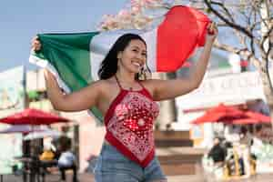 Foto grátis mulher segurando bandeira mexicana na rua