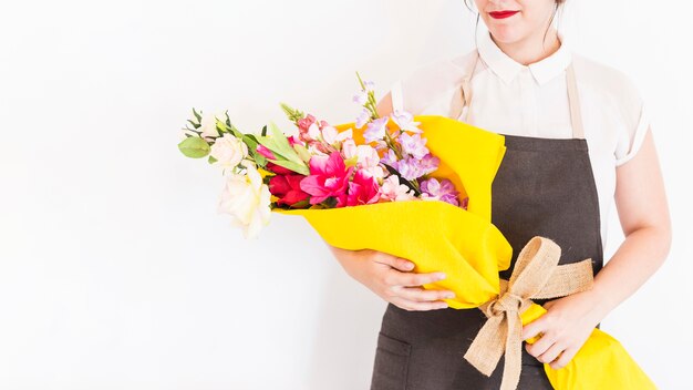 Mulher, segurando, buquê, de, flores, branco, fundo