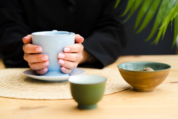 Mulher segurando caneca azul