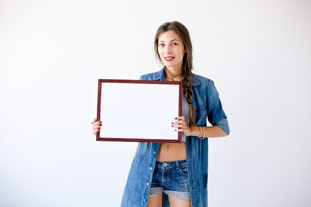 Mulher segurando cartaz ou cartaz branco em branco