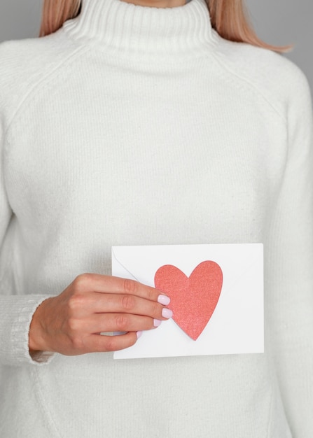 Foto grátis mulher segurando coração envelope estúdio tiro