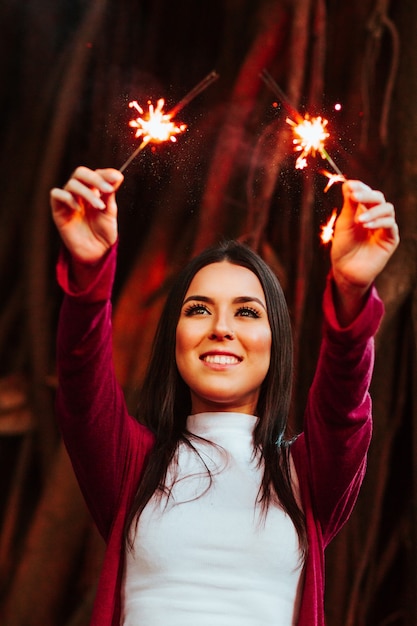 Foto grátis mulher segurando dois fogos de artifício