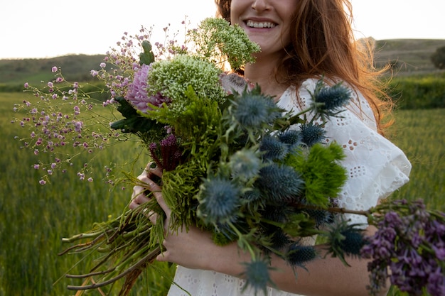 Foto grátis mulher segurando flor boho