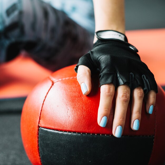 Mulher, segurando, mão, bola