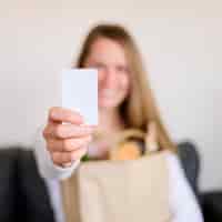 Foto grátis mulher segurando o cartão de crédito para compras on-line