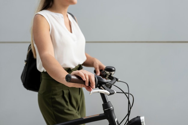 Foto grátis mulher segurando o guidão de bicicleta