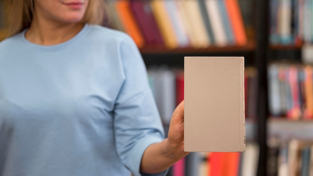 Foto grátis mulher segurando o livro em close