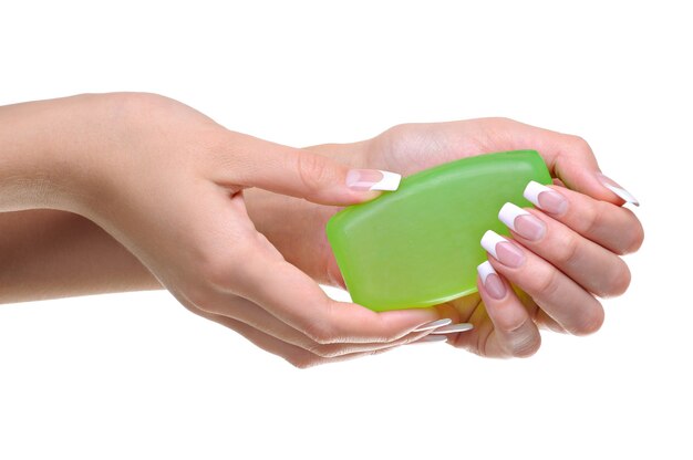Mulher segurando o sabonete verde com as mãos