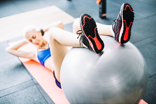 Mulher, segurando, pernas, fitball