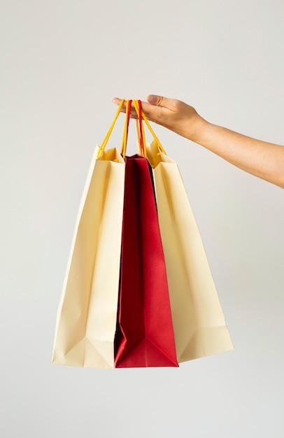 Mulher segurando sacolas de compras