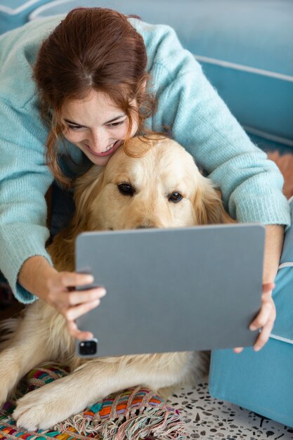 Mulher segurando tablet tiro médio