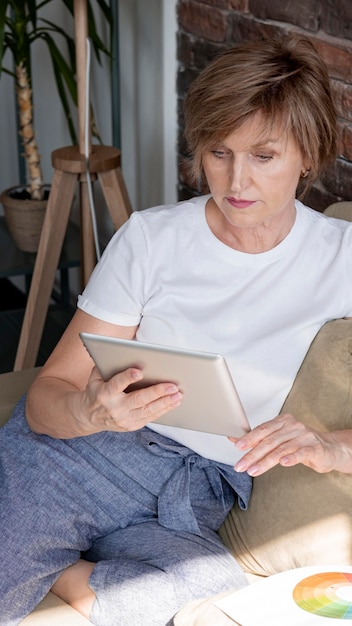 Foto grátis mulher segurando tablet tiro médio