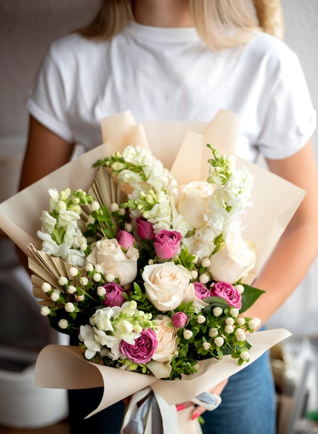 Mulher segurando um buquê de flores de perto