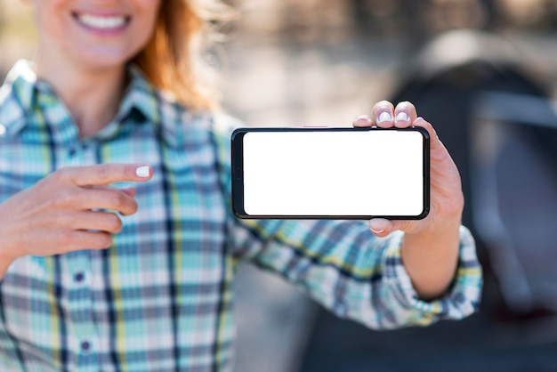 Foto grátis mulher segurando um celular com cópia horizontal