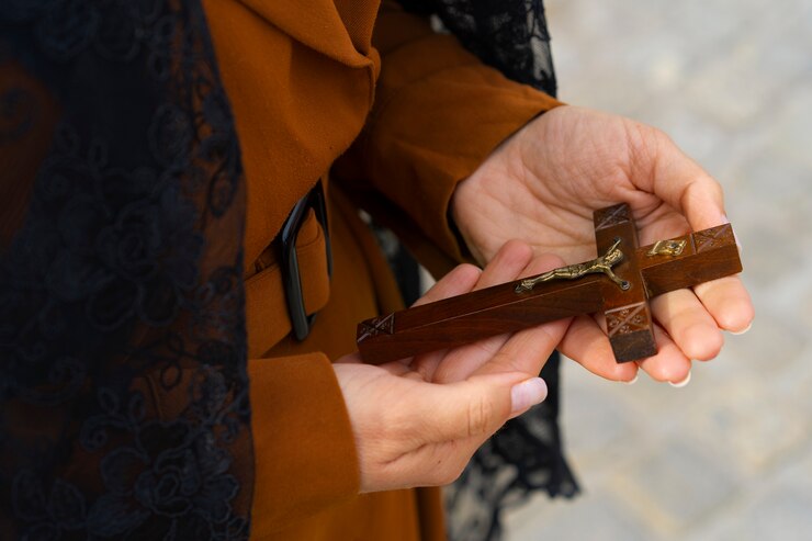 Foto grátis mulher segurando um crucifixo na igreja