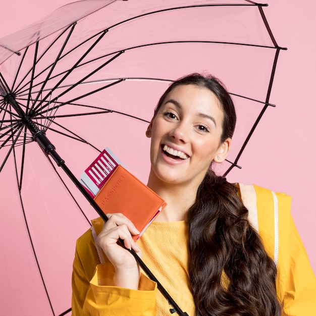 Foto grátis mulher segurando um guarda-chuva aberto