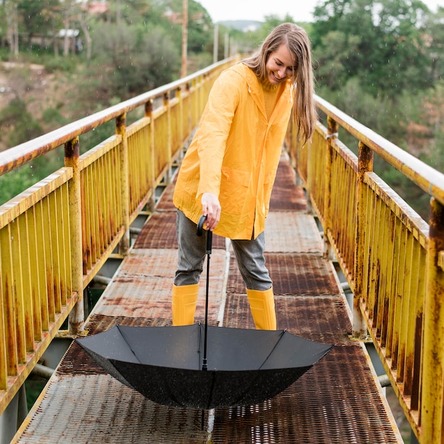 Mulher segurando um guarda-chuva aberto